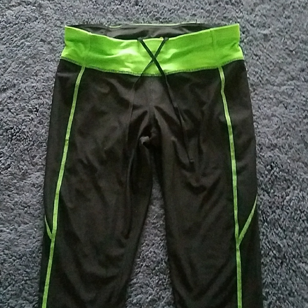 Xersion  medium dry--wear pants capris